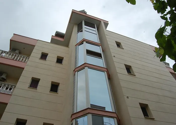 Gasthuis Nuovo Sun Golem (Tirana)